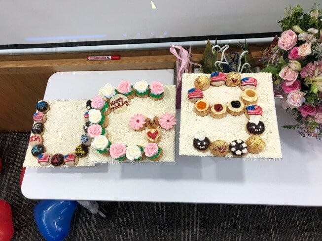 Những chiếc bánh nhỏ xinh được bày trí khéo léo tượng trưng cho “USIS Group – Sinh nhật lần thứ 9”